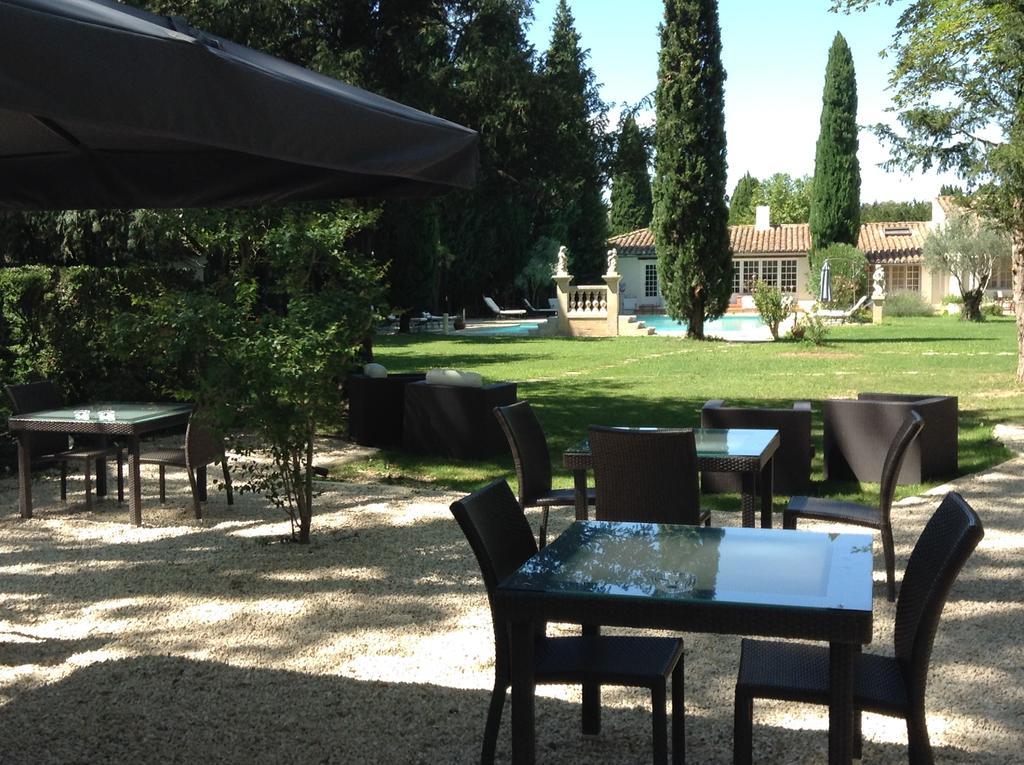 Hostellerie Les Frenes Авиньон Экстерьер фото